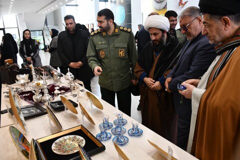 تصاویر/ بازدید امام جمعه شهرستان خوی از نمایشگاه و دستاورد های بومی و محلی بانوان شهرستان خوی