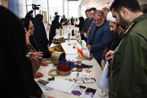 تصاویر/ بازدید امام جمعه شهرستان خوی از نمایشگاه و دستاورد های بومی و محلی بانوان شهرستان خوی