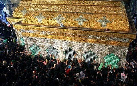 احکام شرعی | شرعی عذر کی حالت میں خواتین کی ضریحِ ائمہ (ع) کے قریب جانے کی حد!