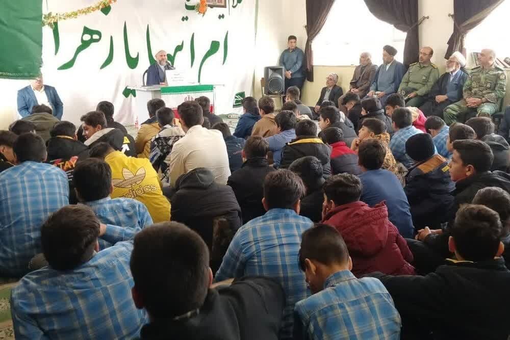 زنگ حماسه و ایثار در مدرسه شهید روحی شهر نوشآباد نواخته شد