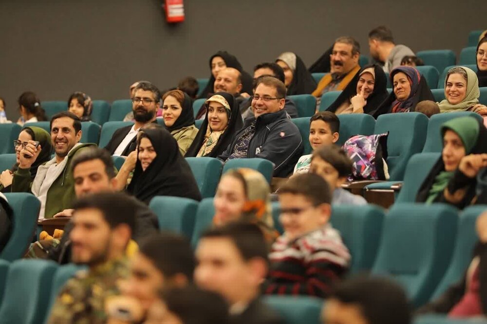 خانوادههای کارکنان ارتش، مهمان ویژه برنامه «برای مـادرم» شدند