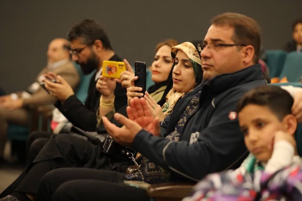 خانوادههای کارکنان ارتش، مهمان ویژه برنامه «برای مـادرم» شدند