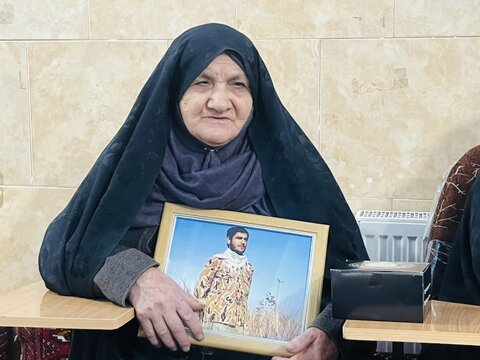 تصاویر/جشن مادرانه با حضور مادران و همسران شهدا در زرندیه