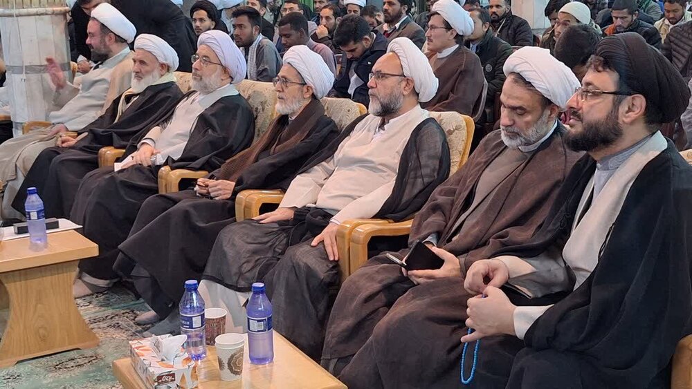 छात्रो को मीडिया और साइबरस्पेस में अपने कौशल को विकसित करना चाहिए