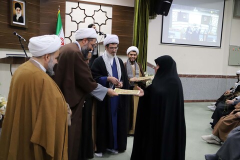 تصاویر / تجلیل از همسران ائمه جمعه و مسئولین ستادهای نماز جمعه استان همدان