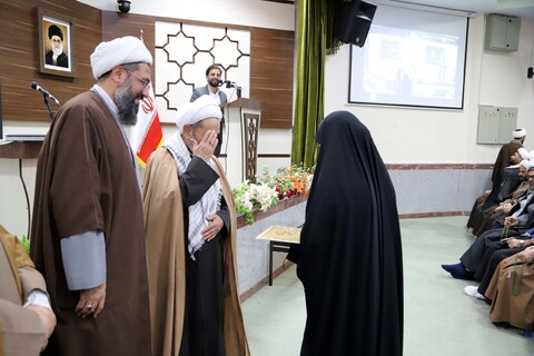 تصاویر / تجلیل از همسران ائمه جمعه و مسئولین ستادهای نماز جمعه استان همدان