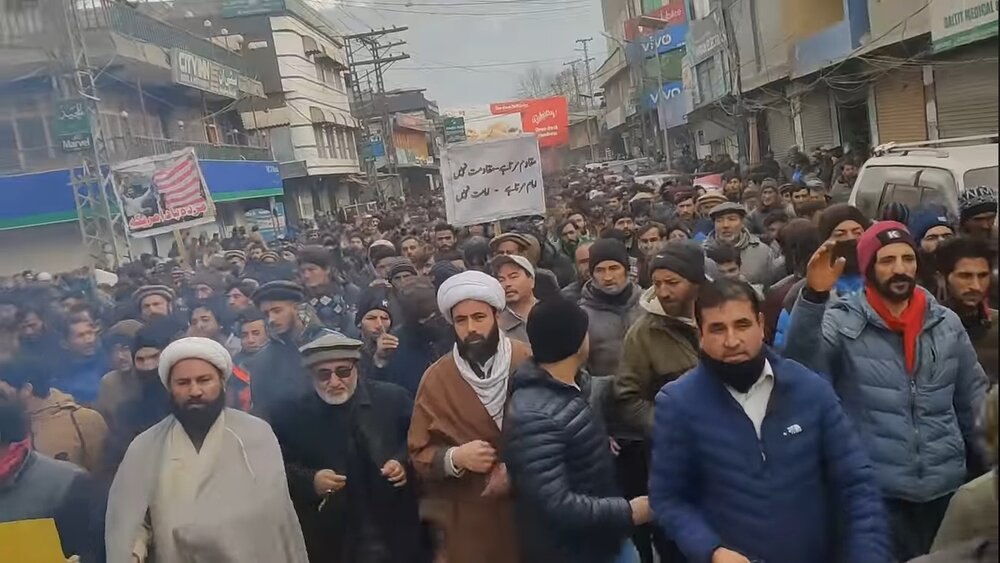 پاکستان؛ گلگت بلتستان میں بھی دیگر صوبوں کی طرح پارا چنار کے راستوں کی بندش کے خلاف بڑے پیمانے پر احتجاجی مظاہرے