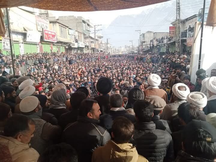 پاکستان؛ گلگت بلتستان میں بھی دیگر صوبوں کی طرح پارا چنار کے راستوں کی بندش کے خلاف بڑے پیمانے پر احتجاجی مظاہرے