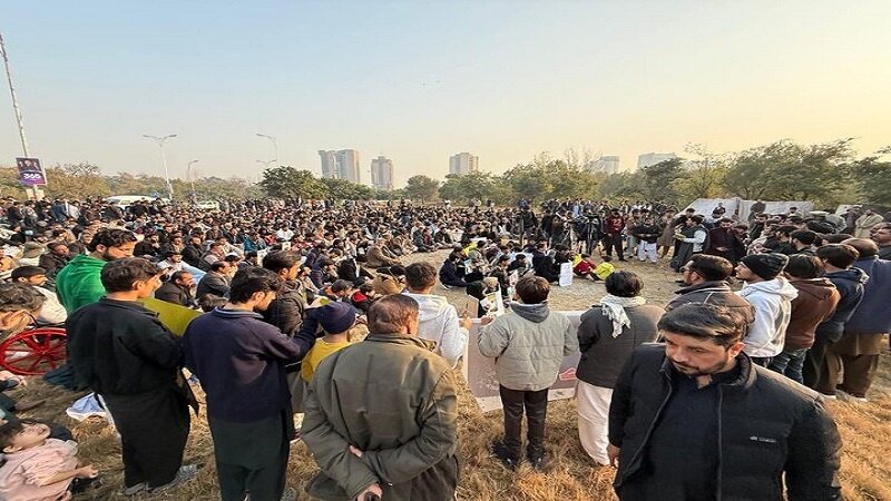 করাচির ১৩টি স্থানে পারাচিনার ঘটনার প্রতিবাদে বিক্ষোভ হচ্ছে।