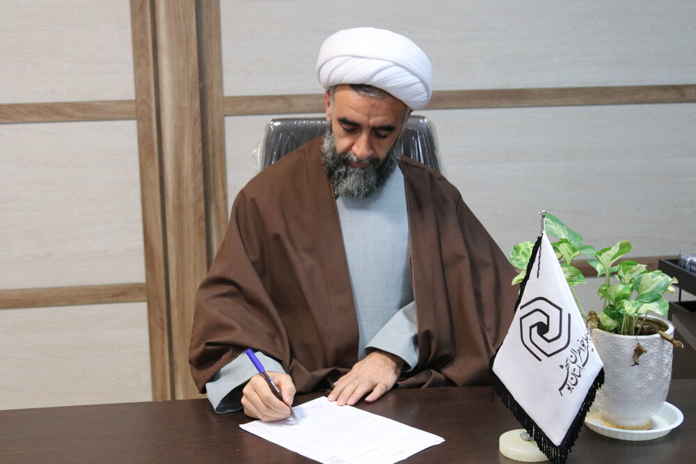 کسانی که با تضعیف احکام الهی به دنبال کسب آبرو هستند، بی آبرو خواهند شد