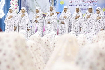 تصاویر / مراسم جشن تکلیف دختران دانش آموز در دفتر امام جمعه یزد