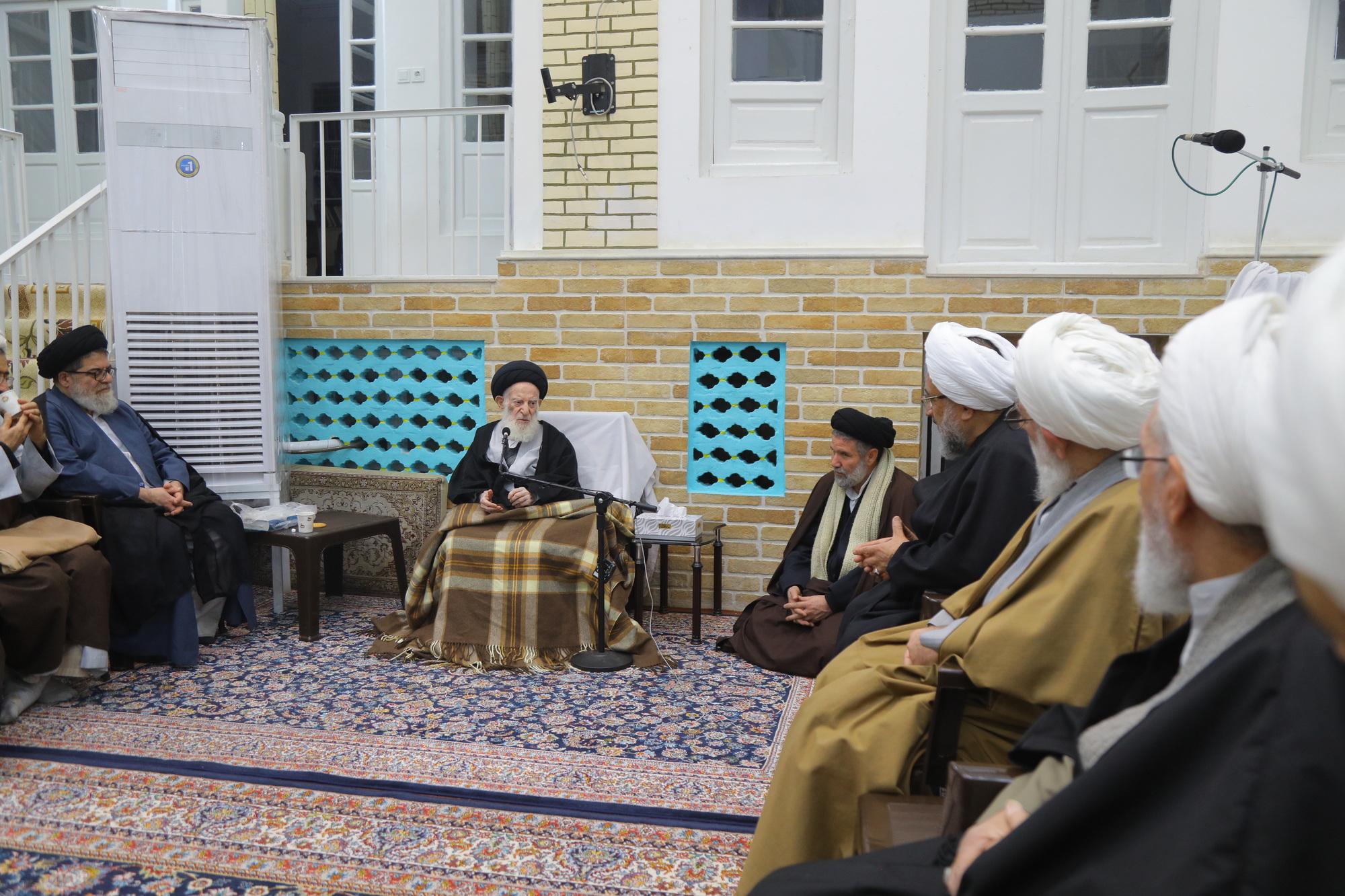 Photos: Officials of Int'l Mirza Naeini Conference meet with Senior Cleric