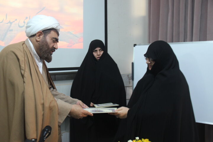 ملت ایران با حضور در حماسه ۹ دی چشم فتنه را کور کردند