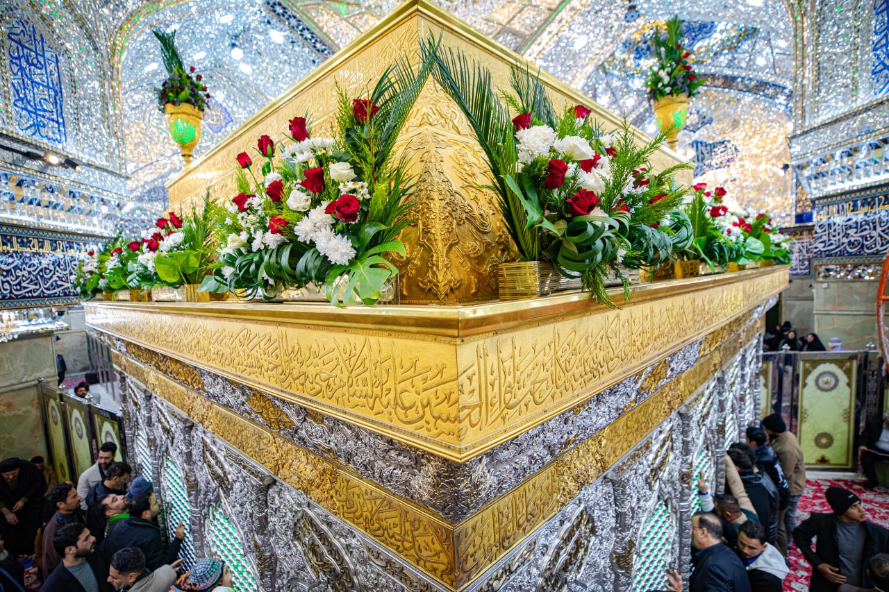 بالصور/ تزيين ضريح الإمام الحسين (ع) بأكاليل الورد بمناسبة ولادة الإمامين الباقر والهادي (ع)