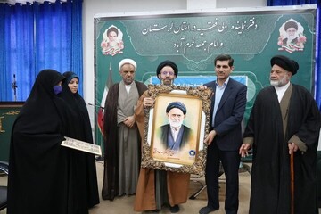خانواده عالم برجسته و انقلابی لرستان تجلیل شدند