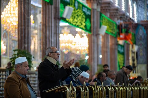 نشر لافتات الفرح في مرقد الإمام الحسين (ع) بمناسبة ولادة الإمامين الباقر والهادي (ع)