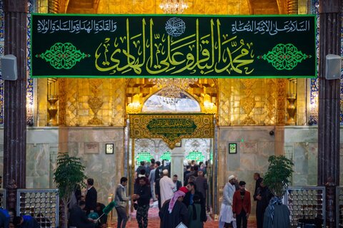 نشر لافتات الفرح في مرقد الإمام الحسين (ع) بمناسبة ولادة الإمامين الباقر والهادي (ع)