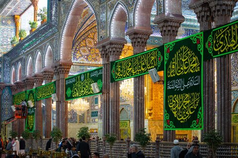 نشر لافتات الفرح في مرقد الإمام الحسين (ع) بمناسبة ولادة الإمامين الباقر والهادي (ع)