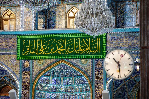 نشر لافتات الفرح في مرقد الإمام الحسين (ع) بمناسبة ولادة الإمامين الباقر والهادي (ع)