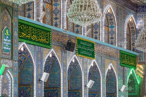 نشر لافتات الفرح في مرقد الإمام الحسين (ع) بمناسبة ولادة الإمامين الباقر والهادي (ع)