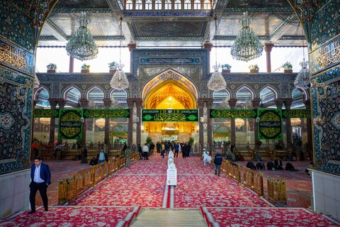 نشر لافتات الفرح في مرقد الإمام الحسين (ع) بمناسبة ولادة الإمامين الباقر والهادي (ع)