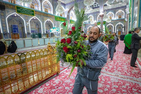 تزيين ضريح الإمام الحسين (ع) بأكاليل الورد بمناسبة ولادة الإمامين الباقر والهادي (ع)
