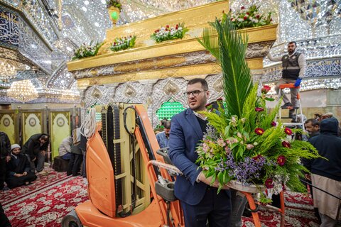 تزيين ضريح الإمام الحسين (ع) بأكاليل الورد بمناسبة ولادة الإمامين الباقر والهادي (ع)