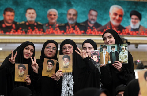 تصاویر/ دیدار جمعی از خانواده‌های شهدای مدافع حرم و مقاومت در پنجمین سالگرد شهید سلیمانی با رهبر انقلاب