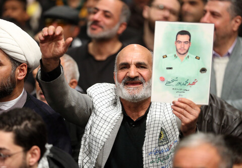 تصاویر/ دیدار جمعی از خانواده‌های شهدای مدافع حرم و مقاومت در پنجمین سالگرد شهید سلیمانی با رهبر انقلاب