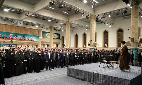 تصاویر/ دیدار جمعی از خانواده‌های شهدای مدافع حرم و مقاومت در پنجمین سالگرد شهید سلیمانی با رهبر انقلاب