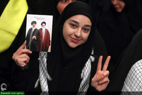 Photos/ Rencontre de groupe des familles des martyrs qui ont défendu le sanctuaire et le front de résistance, avec le leader de la révolution