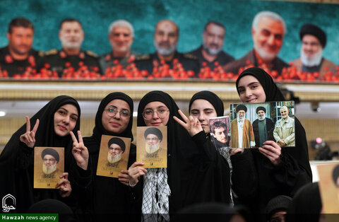 Photos/ Rencontre de groupe des familles des martyrs qui ont défendu le sanctuaire et le front de résistance, avec le leader de la révolution