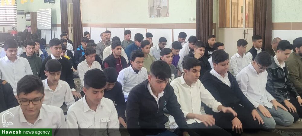 حضور صمیمی امام جمعه اهواز در جمع دانش آموزان مدرسه دبیرستان شهید بهشتی