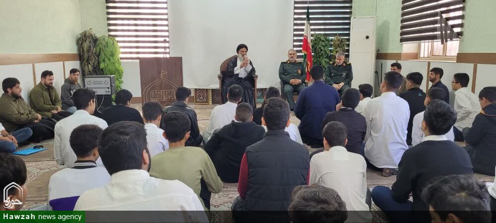 حضور صمیمی امام جمعه اهواز در جمع دانش آموزان مدرسه دبیرستان شهید بهشتی
