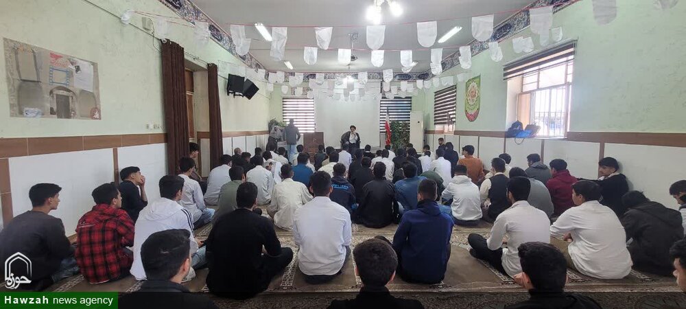 حضور صمیمی امام جمعه اهواز در جمع دانش آموزان مدرسه دبیرستان شهید بهشتی