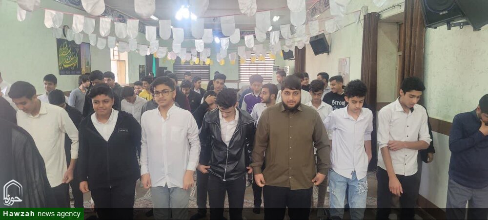 حضور صمیمی امام جمعه اهواز در جمع دانش آموزان مدرسه دبیرستان شهید بهشتی