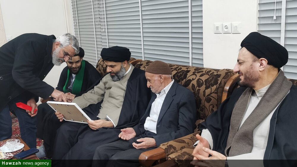 دیدار مدیر حوزه علمیه استان یزد با والدین طلبه شهید محمدرضا رجبی