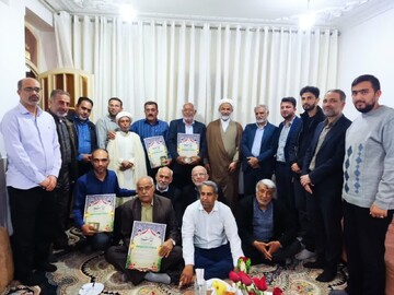 تجلیل از ایثارگران و خانواده‌های شهدا در کاروان عاشورائیان دهقاید + عکس