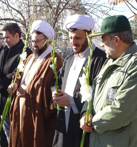 تصاویر/ غبار روبی  مزار شهدا به مناسبت سالگرد شهادت سردار سلیمانی در  چهاربرج