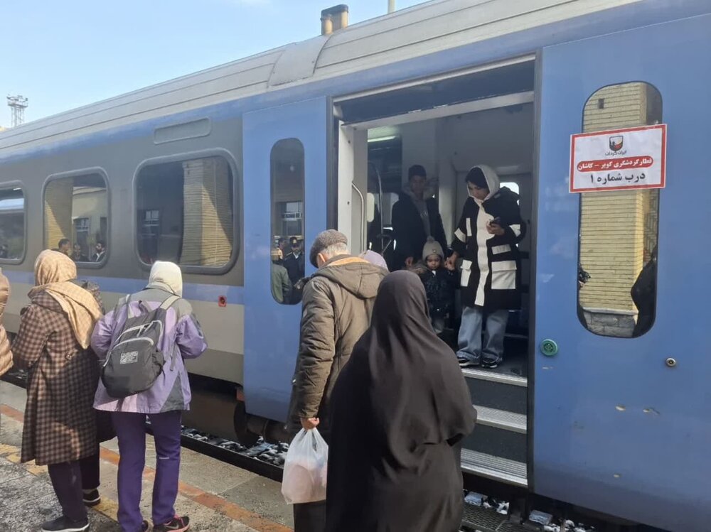 نخستین قطار گردشگری و مذهبی به کاشان رسید