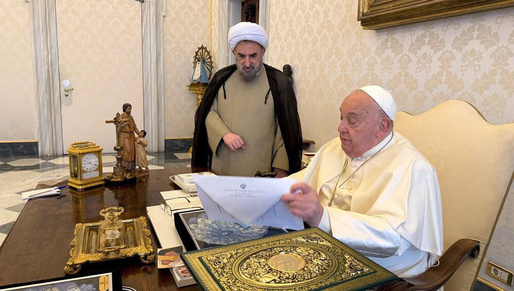 Pope receives plaque containing Ayatollah Khamenei’s remarks about Jesus Christ