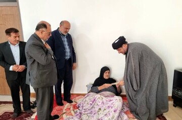 مسئولان گناوه با مادر شهید خسرو نظری دیدار کردند