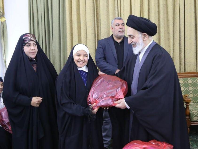 في ذكرى شهادة قادة النصر.. إمام جمعة النجف يكرّم عددا من أيتام الشهداء في ذكرى شهادة قادة النصر.. إمام جمعة النجف يكرّم عددا من أيتام الشهداء