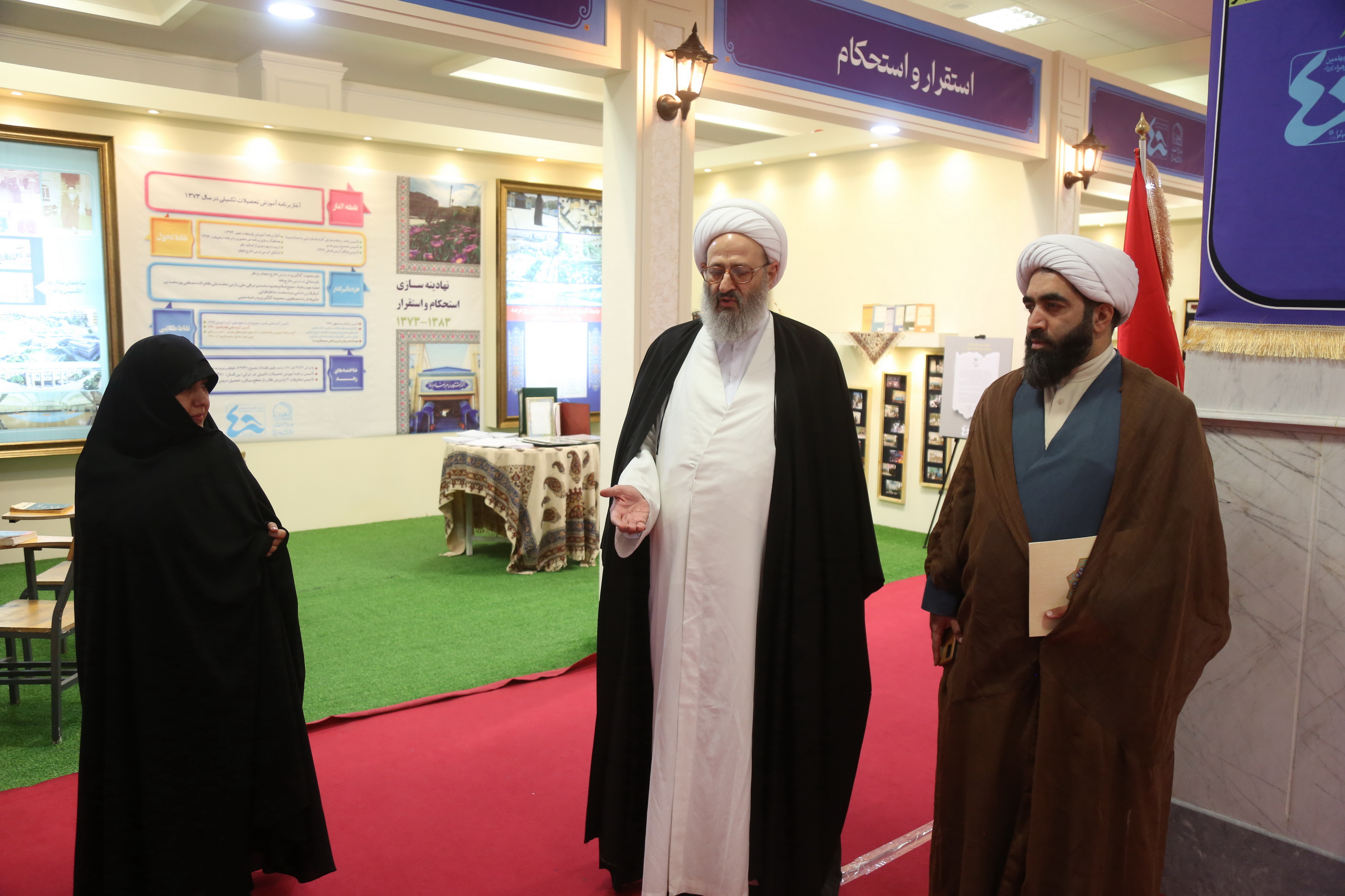 بازدید عضو جامعه مدرسین حوزه از از نمایشگاه ۴۰ سال بالندگی + عکس