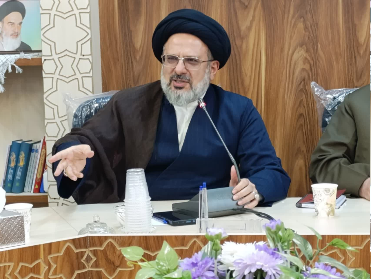 دروازههای جهان به روی حوزه علمیه باز است / تربیت طلاب زباندان نیاز امروز حوزه است