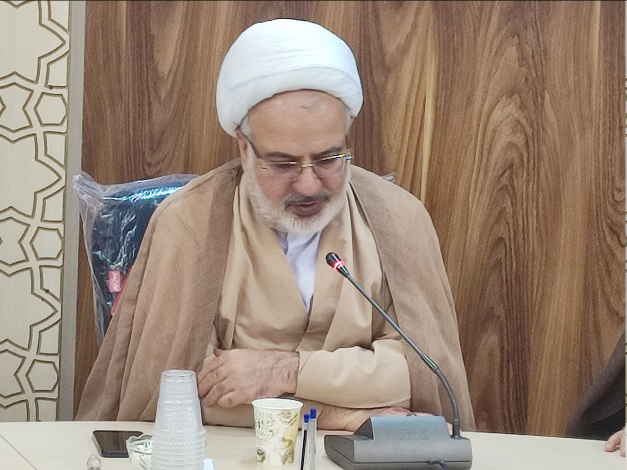 دروازههای جهان به روی حوزه علمیه باز است / تربیت طلاب زباندان نیاز امروز حوزه است