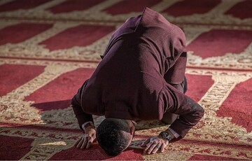 احکام شرعی | نماز خواندن با لباس عکس‌دار