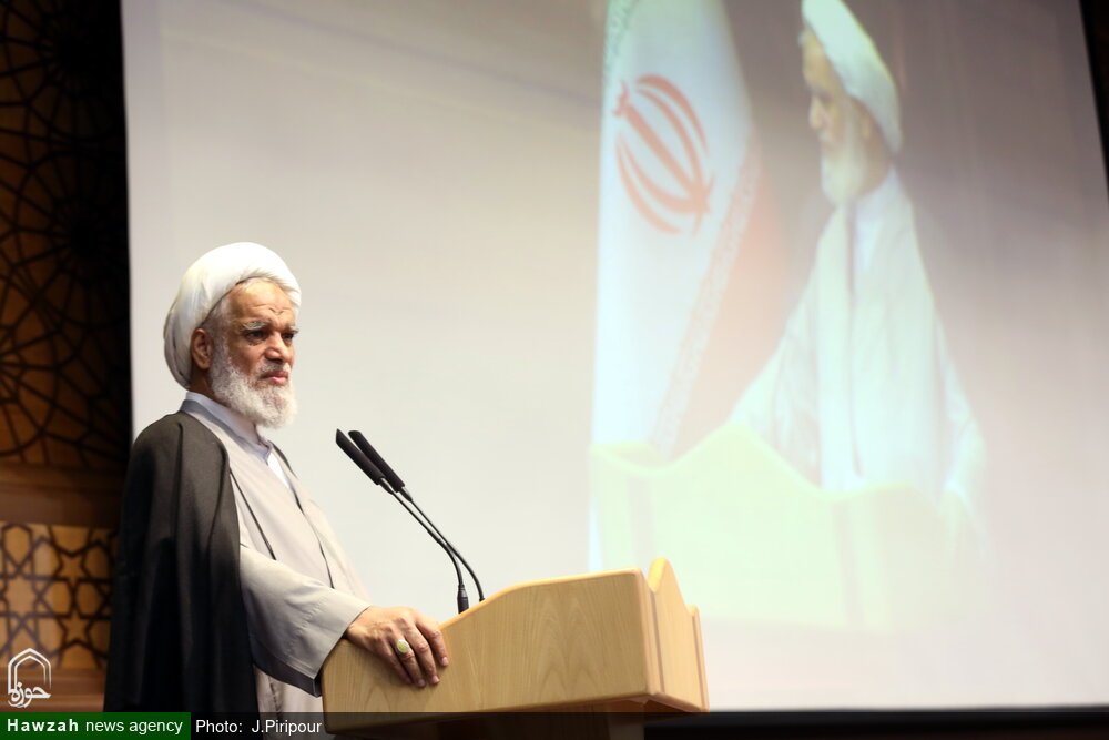 حوزههای علمیه از ظرفیتهای جهانی اربعین بهرهبرداری کنند / هیهات مناالذله یعنی ایستادگی در مقابل دنیای استکبار