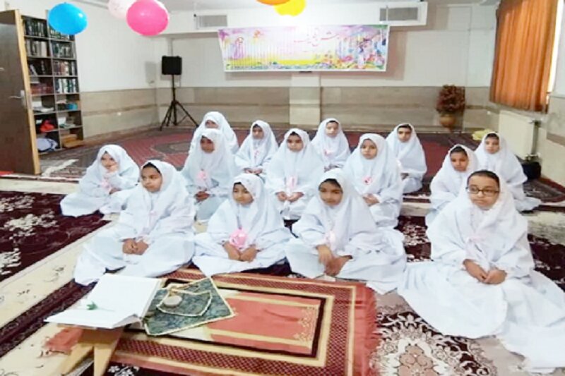 مراسم جشن تکلیف ۲۰ دانشآموز دختر نوجوان شهرستان دالاهو برگزار شد + عکس
