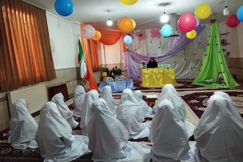 مراسم جشن تکلیف ۲۰ دانشآموز دختر نوجوان شهرستان دالاهو برگزار شد + عکس